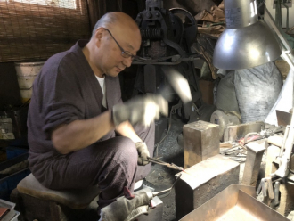 「三条の魂」 伊勢神宮や国宝等の修復に利用される和釘造り体験と町工場の卓越した技術を巡る。カレーラーメンをプラス。